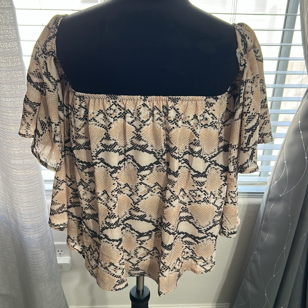 NEW / lined /adjustable / stretchy